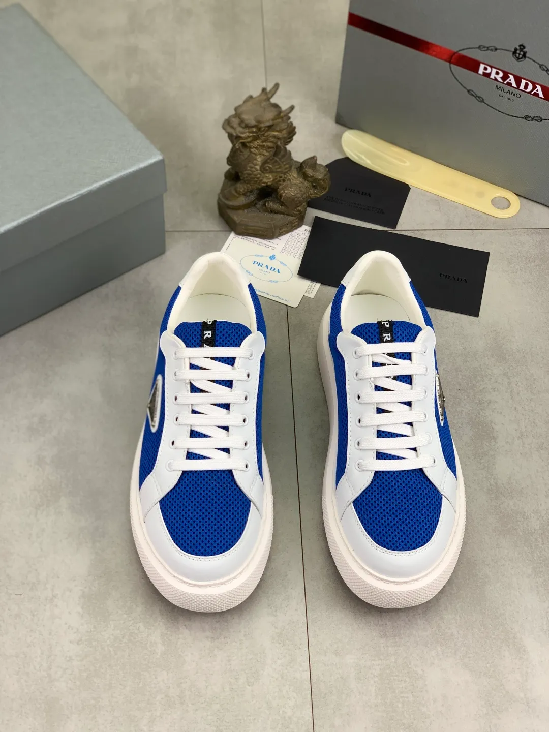 Men's shoes 💰P580💰 [New style] High version official website popular models are on the market, 🆘 Trendy brand (Prada) mainly promotes popular models, avant-garde and versatile fashion men's shoes private version mold opening, cowhide surface splicing 1:1.. Fashionable and simple, original imported cowhide lining cowhide feet; the atmosphere and personality are more fashionable, eye-catching and pursuing class. It will subvert the old idea and be a must-have for fashion trendsetters with you! Must keep it for yourself! Tall and comfortable, large and low, high-end quality workmanship. Size: 38-44 6️⃣colors available.